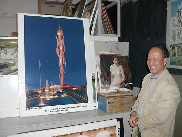 Prof. Liu introduces his artwork in his studio 